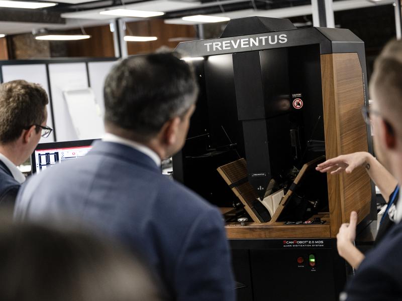 Chargé d'Affaires Robert Palladino meets the ScanRobot